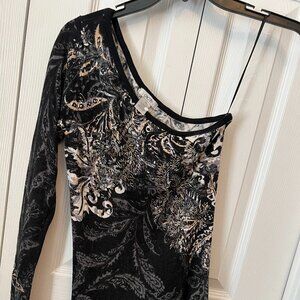 Cache one shoulder top